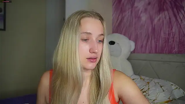 Snapshot of Eva_Mia1 chatting on 10/20/25, 10:43 Eva Mia1 online show from 10/20/25, 10:43