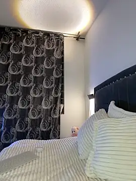 Lilith Thompson online show from 10/16/25, 04:24