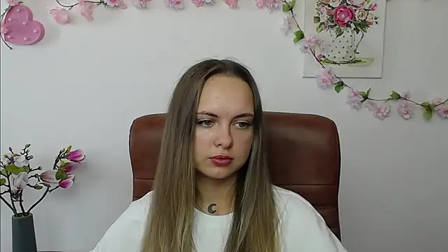 KhaleesiMoon online show from 09/12/25, 12:05