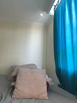 Snapshot of Ivelleee_ chatting on 10/19/25, 02:40 Ivelleee online show from 10/19/25, 02:40