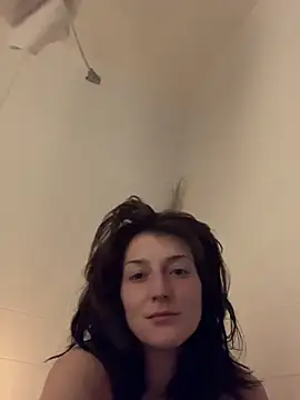 Snapshot of 2brokegirlz chatting on 03/14/25, 07:04 2brokegirlz online show from 03/14/25, 07:04