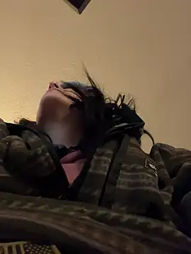 Snapshot of 2brokegirlz chatting on 03/14/25, 12:18 2brokegirlz online show from 03/14/25, 12:18