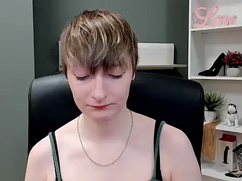 Snapshot of hottieBlair chatting on 10/16/25, 06:14 hottieBlair online show from 10/16/25, 06:14