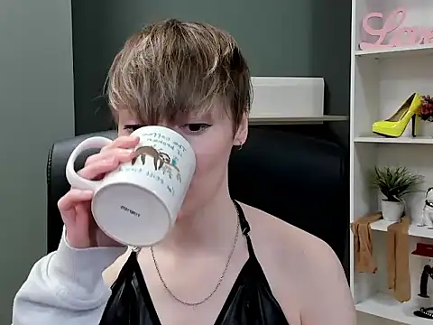 Snapshot of hottieBlair chatting on 10/17/25, 06:49 hottieBlair online show from 10/17/25, 06:49