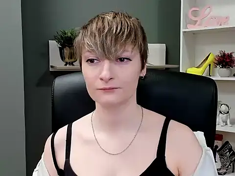 Snapshot of hottieBlair chatting on 10/22/25, 06:13 hottieBlair online show from 10/22/25, 06:13