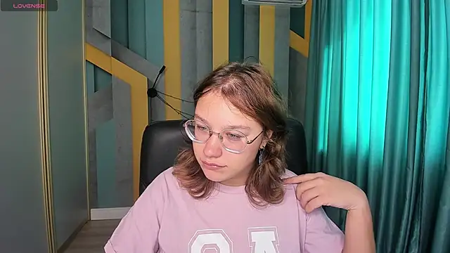 Snapshot of AngelinaLow chatting on 09/15/25, 11:21 AngelinaLow online show from 09/15/25, 11:21