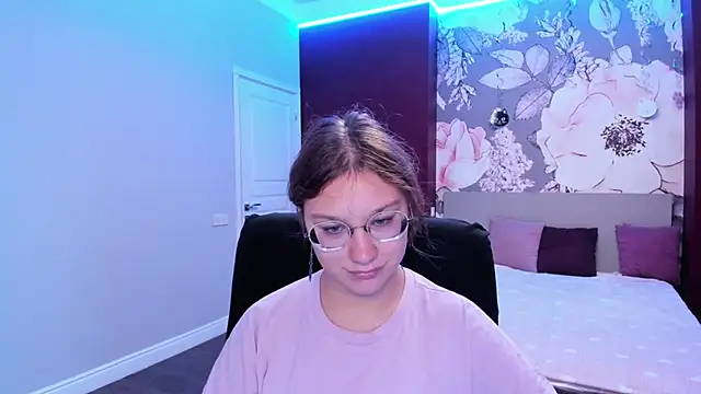 Snapshot of AngelinaLow chatting on 09/17/25, 11:23 AngelinaLow online show from 09/17/25, 11:23