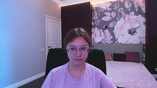 Snapshot of AngelinaLow chatting on 09/18/25, 11:23 AngelinaLow online show from 09/18/25, 11:23