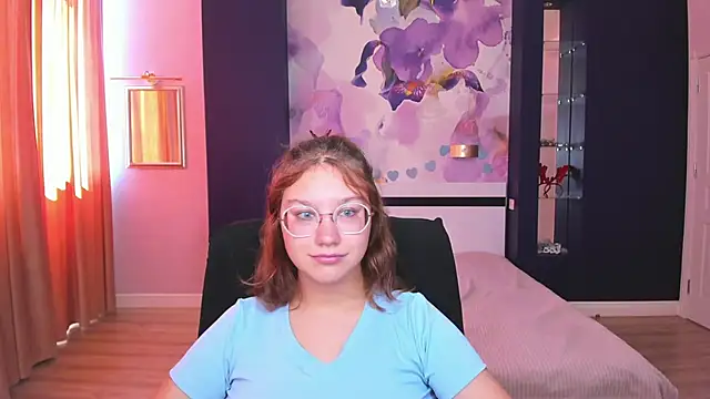 Snapshot of AngelinaLow chatting on 09/22/25, 11:23 AngelinaLow online show from 09/22/25, 11:23