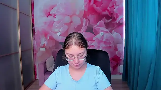 Snapshot of AngelinaLow chatting on 09/23/25, 11:24 AngelinaLow online show from 09/23/25, 11:24