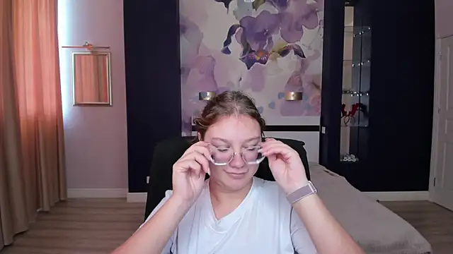 Snapshot of AngelinaLow chatting on 09/25/25, 11:36 AngelinaLow online show from 09/25/25, 11:36