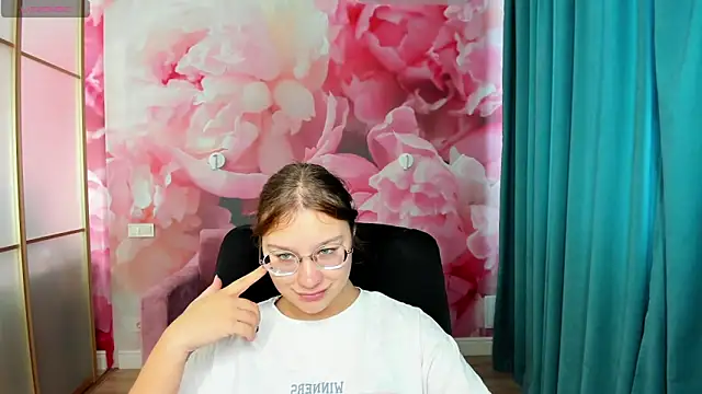 Snapshot of AngelinaLow chatting on 09/29/25, 11:26 AngelinaLow online show from 09/29/25, 11:26