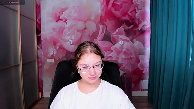 Snapshot of AngelinaLow chatting on 10/01/25, 11:27 AngelinaLow online show from 10/01/25, 11:27