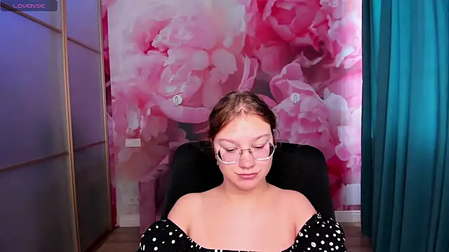 Snapshot of AngelinaLow chatting on 10/05/25, 05:28 AngelinaLow online show from 10/05/25, 05:28