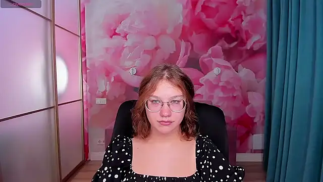 Snapshot of AngelinaLow chatting on 10/08/25, 11:30 AngelinaLow online show from 10/08/25, 11:30