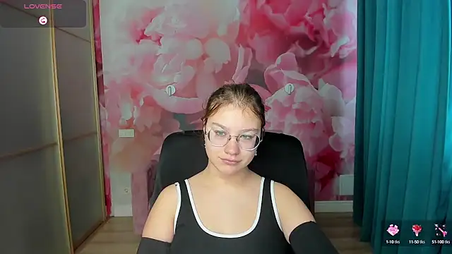 Snapshot of AngelinaLow chatting on 10/13/25, 11:32 AngelinaLow online show from 10/13/25, 11:32