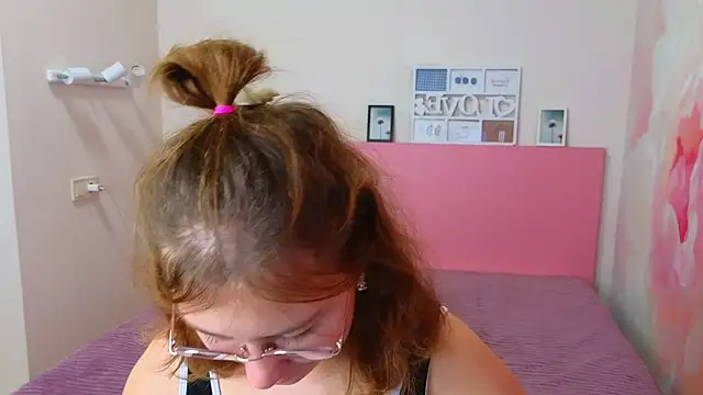 Snapshot of AngelinaLow chatting on 10/14/25, 11:33 AngelinaLow online show from 10/14/25, 11:33