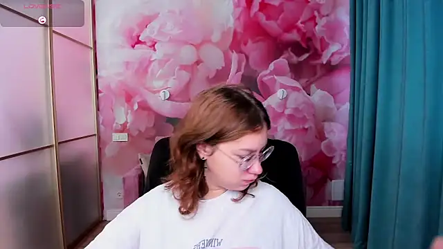 Snapshot of AngelinaLow chatting on 10/18/25, 05:21 AngelinaLow online show from 10/18/25, 05:21