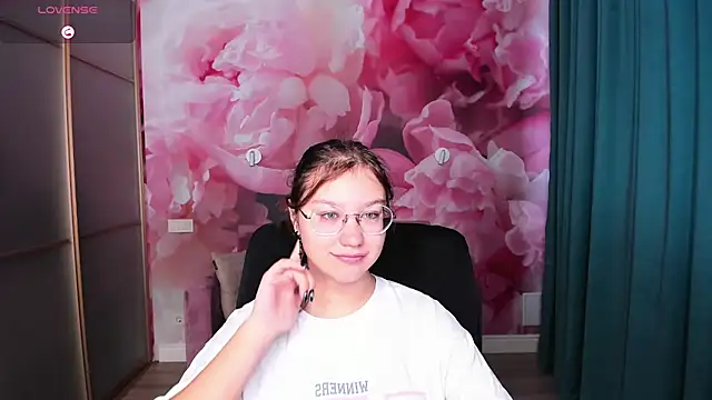 Snapshot of AngelinaLow chatting on 10/19/25, 05:30 AngelinaLow online show from 10/19/25, 05:30