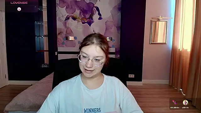 Snapshot of AngelinaLow chatting on 10/21/25, 11:33 AngelinaLow online show from 10/21/25, 11:33