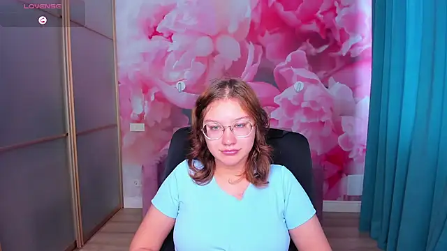 Snapshot of AngelinaLow chatting on 10/23/25, 11:31 AngelinaLow online show from 10/23/25, 11:31