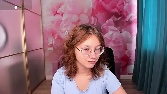 Snapshot of AngelinaLow chatting on 10/26/25, 06:30 AngelinaLow online show from 10/26/25, 06:30