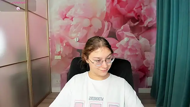 Snapshot of AngelinaLow chatting on 10/27/25, 12:31 AngelinaLow online show from 10/27/25, 12:31