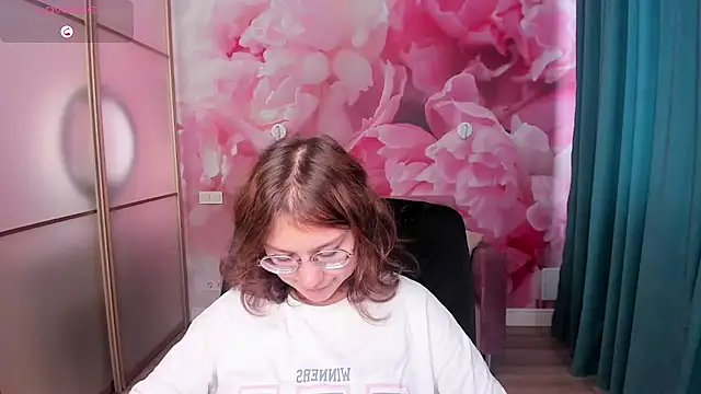 Snapshot of AngelinaLow chatting on 10/28/25, 12:30 AngelinaLow online show from 10/28/25, 12:30