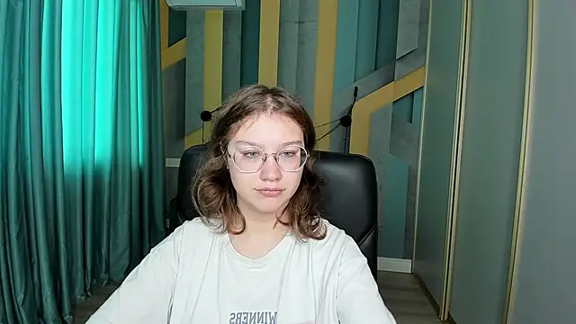 Snapshot of AngelinaLow chatting on 10/30/25, 12:28 AngelinaLow online show from 10/30/25, 12:28