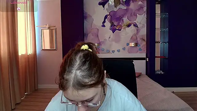 Snapshot of AngelinaLow chatting on 10/31/25, 12:28 AngelinaLow online show from 10/31/25, 12:28