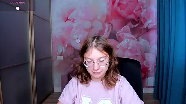 Snapshot of AngelinaLow chatting on 11/03/25, 12:28 AngelinaLow online show from 11/03/25, 12:28