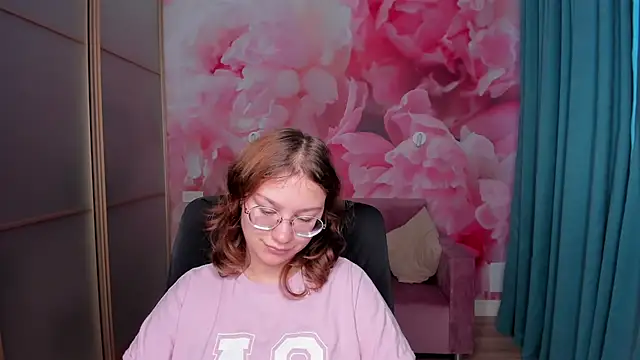 Snapshot of AngelinaLow chatting on 11/04/25, 12:26 AngelinaLow online show from 11/04/25, 12:26