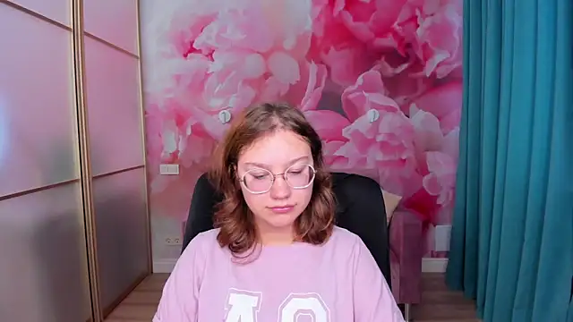 Snapshot of AngelinaLow chatting on 11/06/25, 12:28 AngelinaLow online show from 11/06/25, 12:28