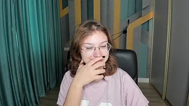 Snapshot of AngelinaLow chatting on 11/08/25, 06:24 AngelinaLow online show from 11/08/25, 06:24