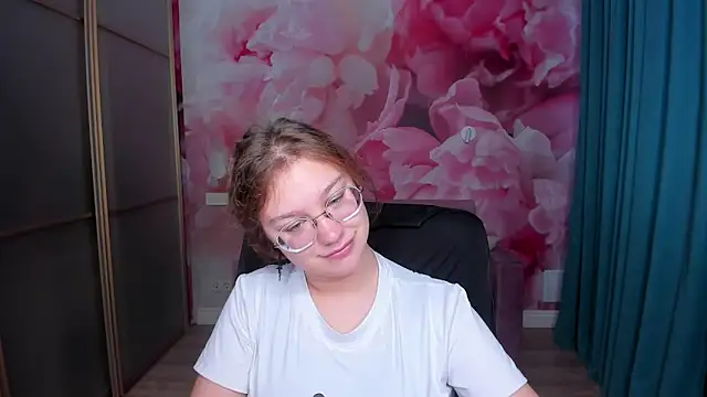 Snapshot of AngelinaLow chatting on 11/09/25, 06:23 AngelinaLow online show from 11/09/25, 06:23