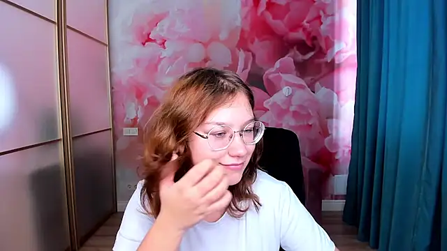 Snapshot of AngelinaLow chatting on 11/14/25, 12:26 AngelinaLow online show from 11/14/25, 12:26