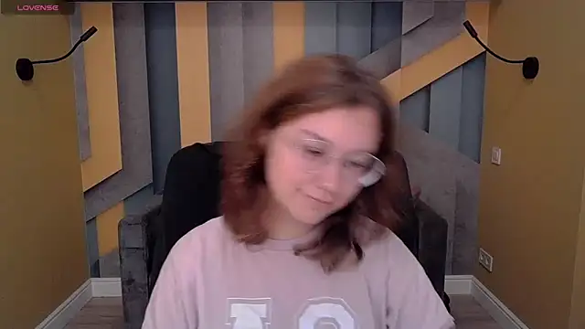 Snapshot of AngelinaLow chatting on 11/16/25, 06:41 AngelinaLow online show from 11/16/25, 06:41