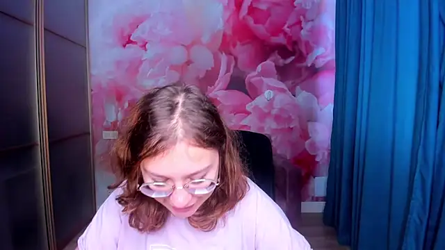 Snapshot of AngelinaLow chatting on 11/17/25, 12:22 AngelinaLow online show from 11/17/25, 12:22