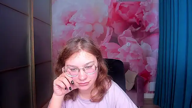 Snapshot of AngelinaLow chatting on 11/18/25, 12:42 AngelinaLow online show from 11/18/25, 12:42