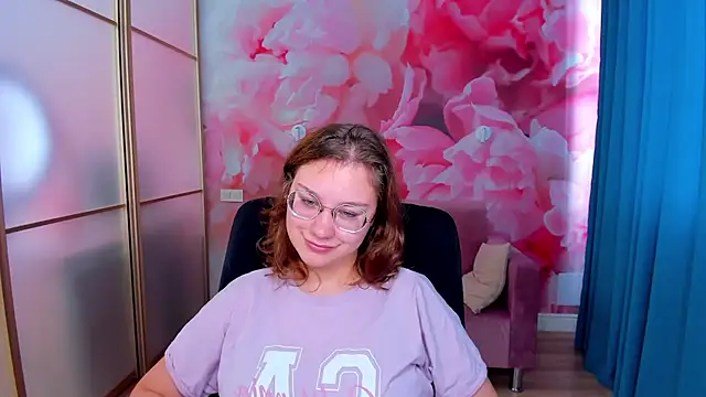 Snapshot of AngelinaLow chatting on 11/21/25, 12:26 AngelinaLow online show from 11/21/25, 12:26