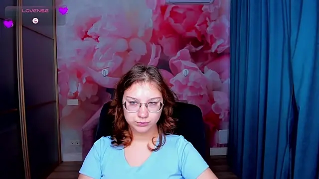 Snapshot of AngelinaLow chatting on 11/25/25, 12:38 AngelinaLow online show from 11/25/25, 12:38