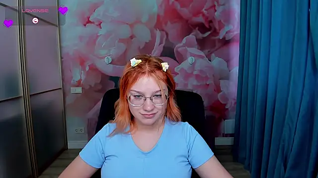 Snapshot of AngelinaLow chatting on 11/27/25, 12:29 AngelinaLow online show from 11/27/25, 12:29