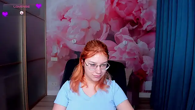 Snapshot of AngelinaLow chatting on 11/28/25, 12:30 AngelinaLow online show from 11/28/25, 12:30