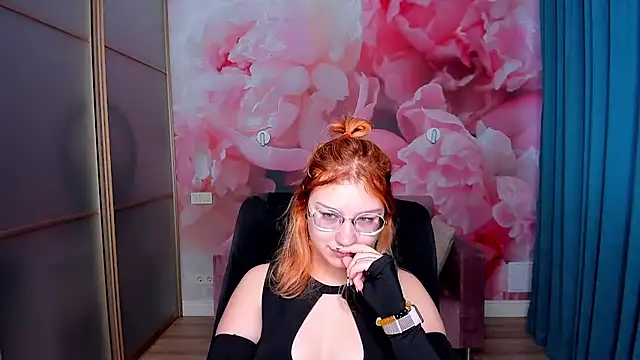 Snapshot of AngelinaLow chatting on 12/02/25, 12:32 AngelinaLow online show from 12/02/25, 12:32