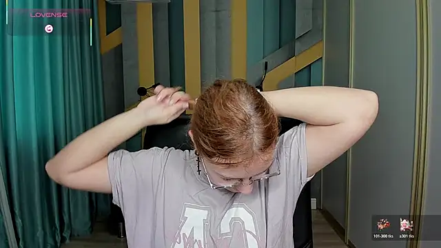 Snapshot of AngelinaLow chatting on 12/18/25, 12:22 AngelinaLow online show from 12/18/25, 12:22