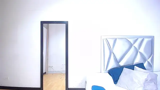 Snapshot of goldenn_ass1 chatting on 11/13/25, 04:00 goldenn ass1 online show from 11/13/25, 04:00