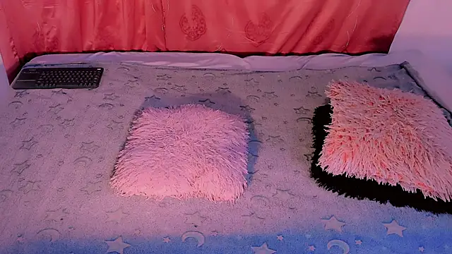 Snapshot of Mariana-ofc chatting on 11/28/25, 10:18 Mariana-ofc online show from 11/28/25, 10:18