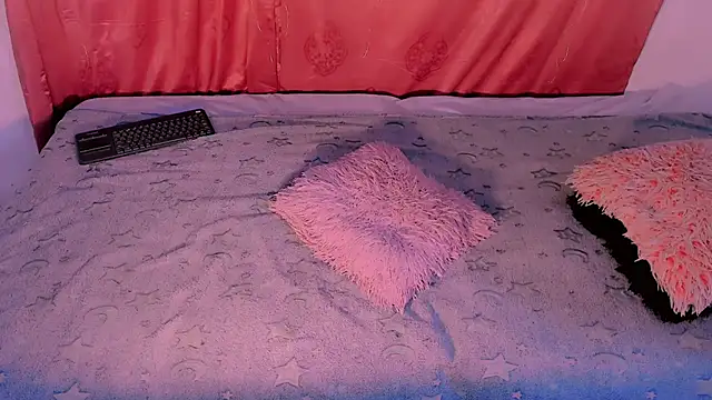 Snapshot of Mariana-ofc chatting on 11/29/25, 11:02 Mariana-ofc online show from 11/29/25, 11:02