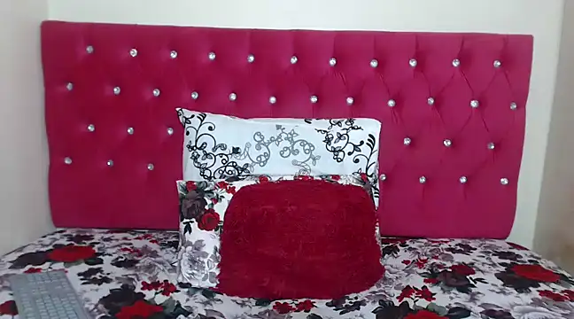 Snapshot of LUNAx02 chatting on 03/18/25, 11:31 LUNAx02 online show from 03/18/25, 11:31