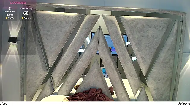 Alice 26  online show from 11/18/25, 02:43